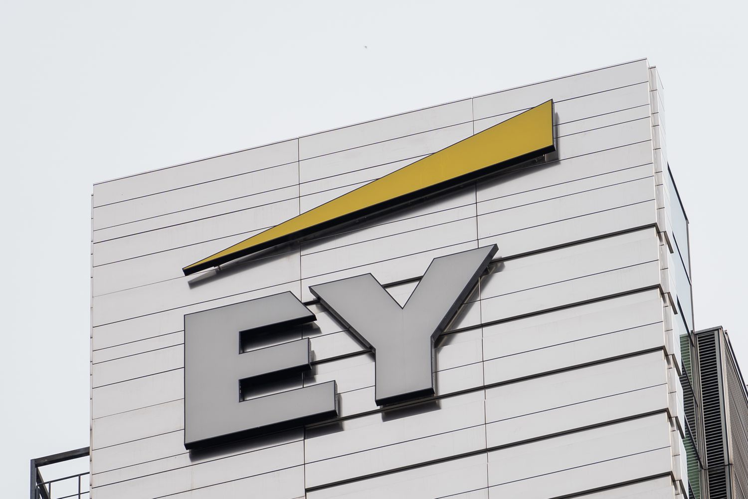 EY (Ernst & Young)